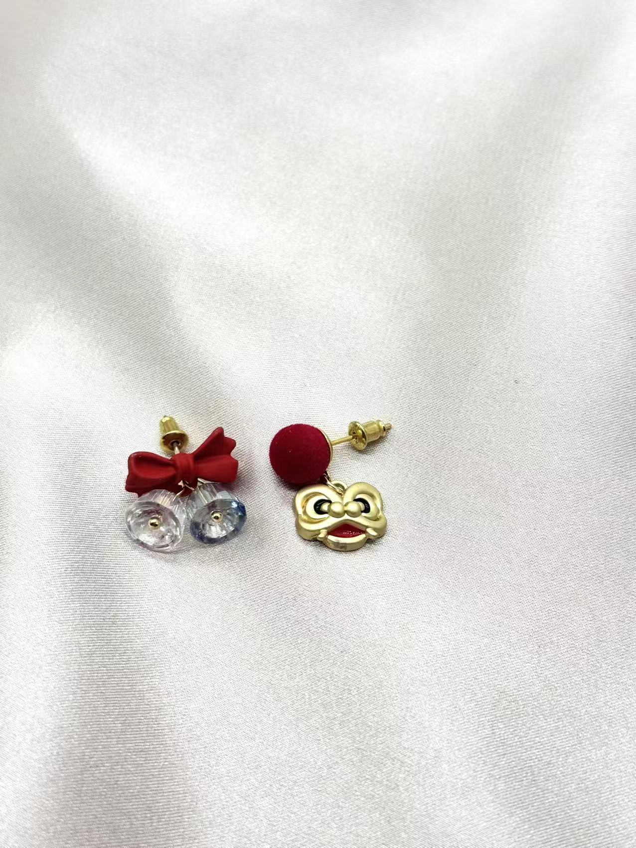 Red Bow Bell & Lion Dance Mismatch Earrings – Festive Cute Style