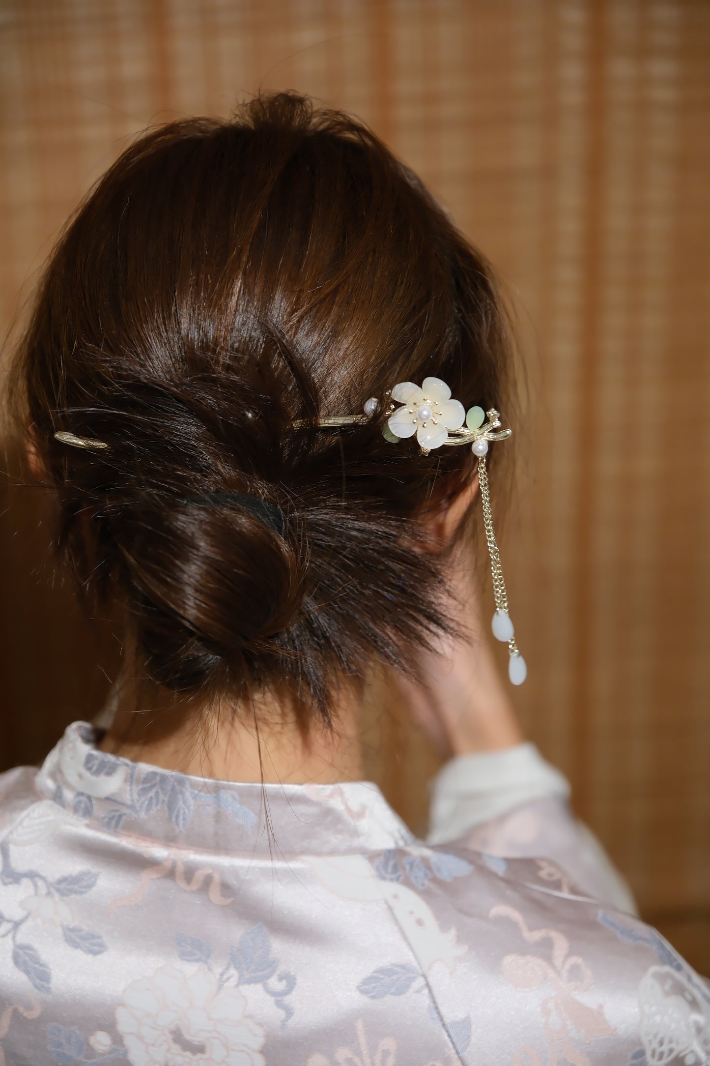 Vintage Wooden Tray & White Floral Tassel Hairpin Set
