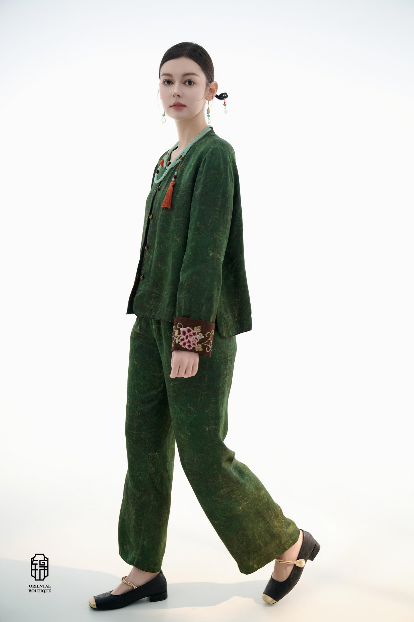 Emerald Mist Flowing Jacket set,The Emerald Mist Flowing Jacket embodies a rich sense of classical Eastern elegance. Crafted from deep green fabric, it evokes the serene atmosphere of mist-covered mountains at dawn, exuding a calm and refined aura. The cu