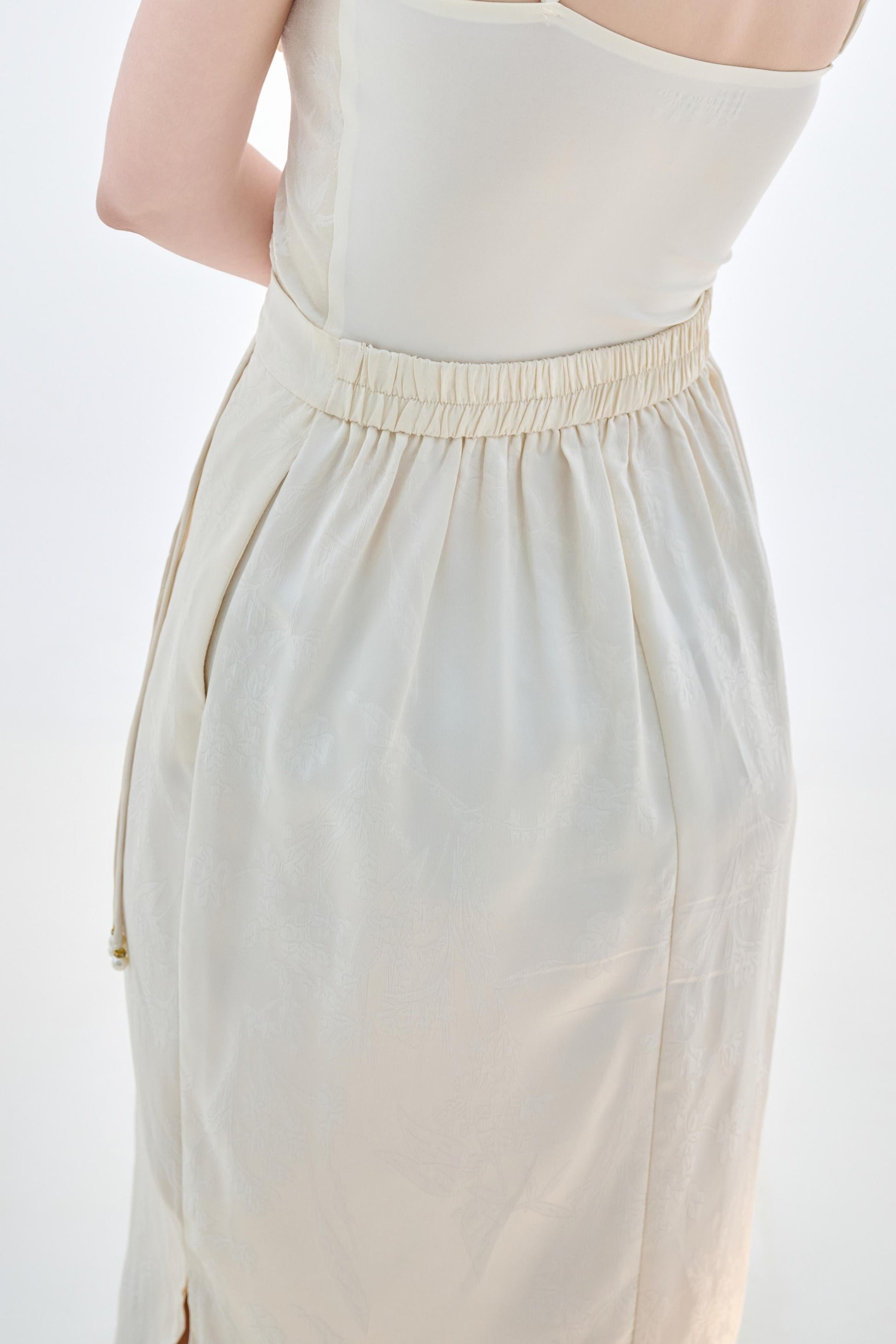 White half skirt,These champagne-colored silk high-waisted pants are crafted from premium silk, offering a soft and smooth texture that exudes elegance and luxury. The slim-fit design accentuates the legs, while the high waist enhances the waistline, crea