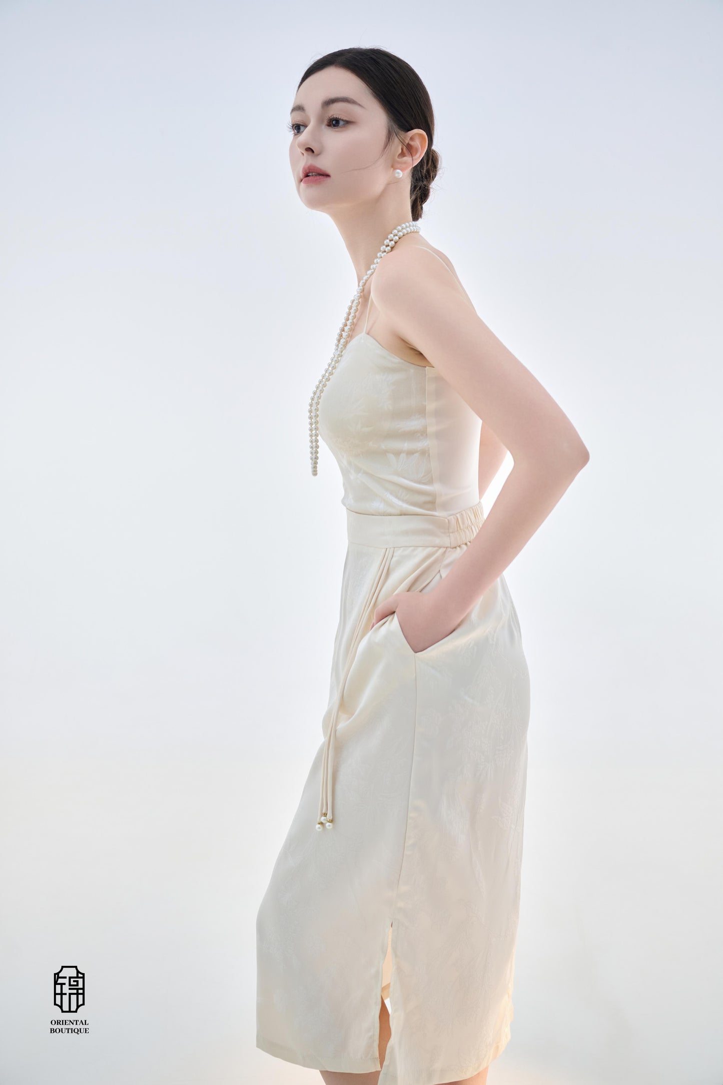 White half skirt,These champagne-colored silk high-waisted pants are crafted from premium silk, offering a soft and smooth texture that exudes elegance and luxury. The slim-fit design accentuates the legs, while the high waist enhances the waistline, crea