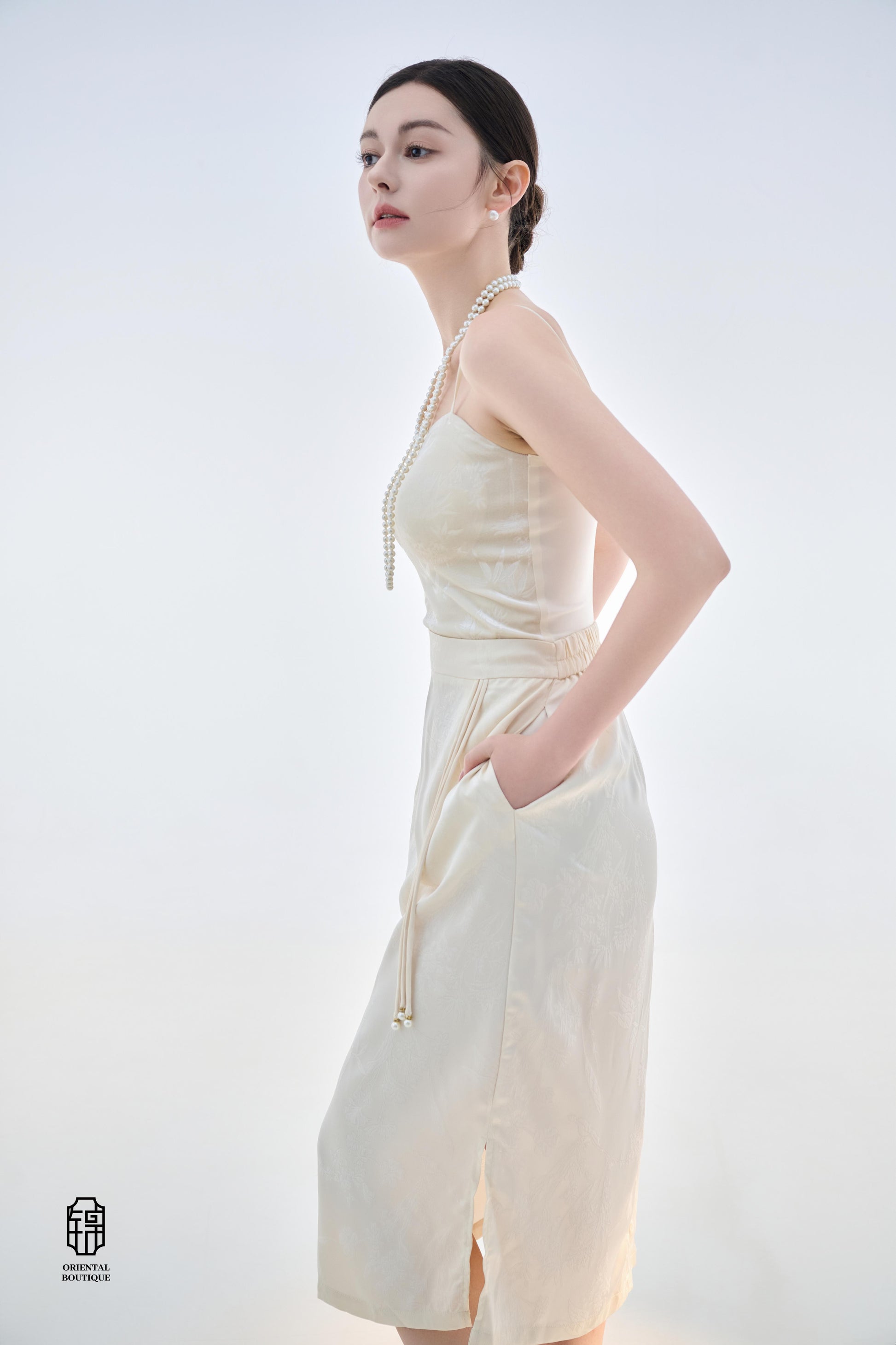 White half skirt,These champagne-colored silk high-waisted pants are crafted from premium silk, offering a soft and smooth texture that exudes elegance and luxury. The slim-fit design accentuates the legs, while the high waist enhances the waistline, crea