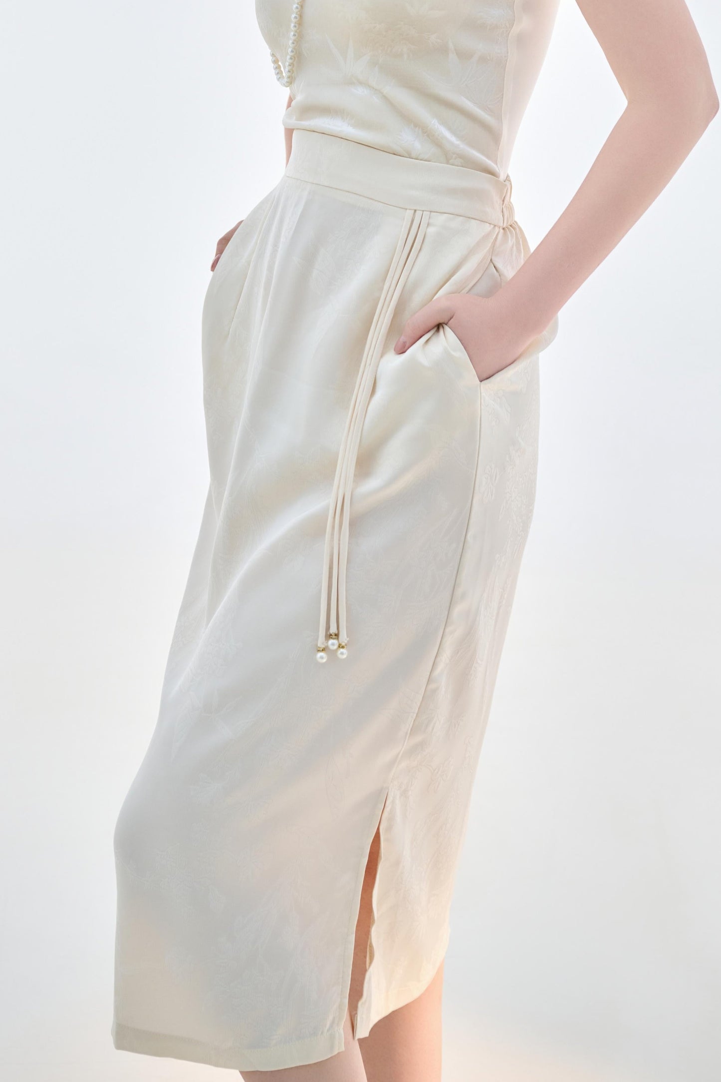 White half skirt,These champagne-colored silk high-waisted pants are crafted from premium silk, offering a soft and smooth texture that exudes elegance and luxury. The slim-fit design accentuates the legs, while the high waist enhances the waistline, crea