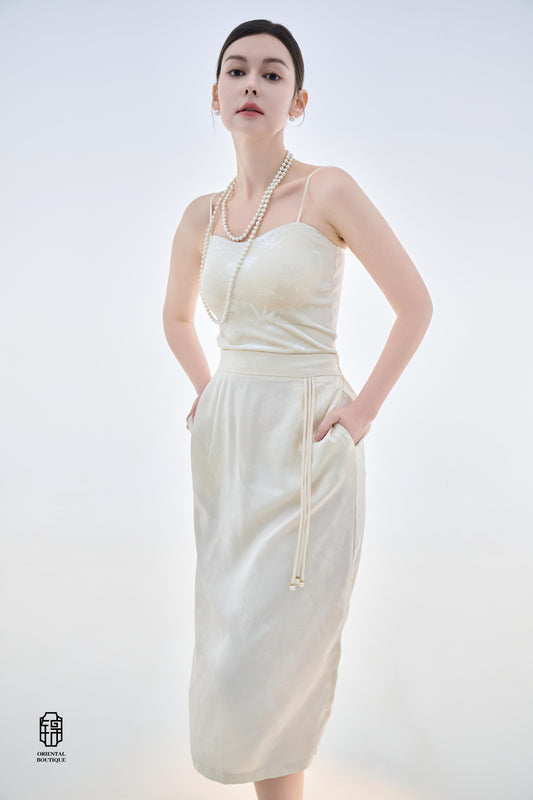 White half skirt,These champagne-colored silk high-waisted pants are crafted from premium silk, offering a soft and smooth texture that exudes elegance and luxury. The slim-fit design accentuates the legs, while the high waist enhances the waistline, crea