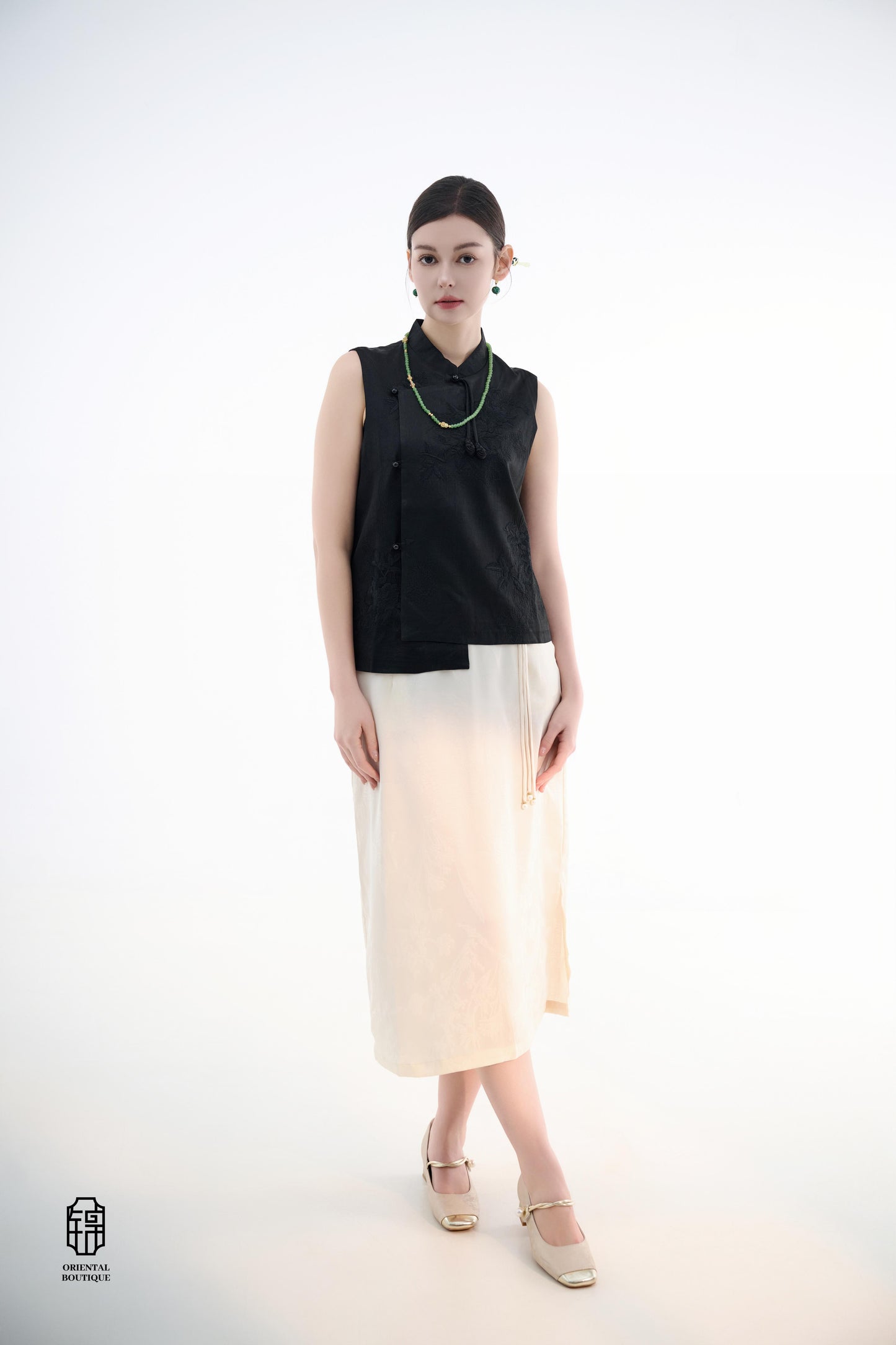 White half skirt,These champagne-colored silk high-waisted pants are crafted from premium silk, offering a soft and smooth texture that exudes elegance and luxury. The slim-fit design accentuates the legs, while the high waist enhances the waistline, crea