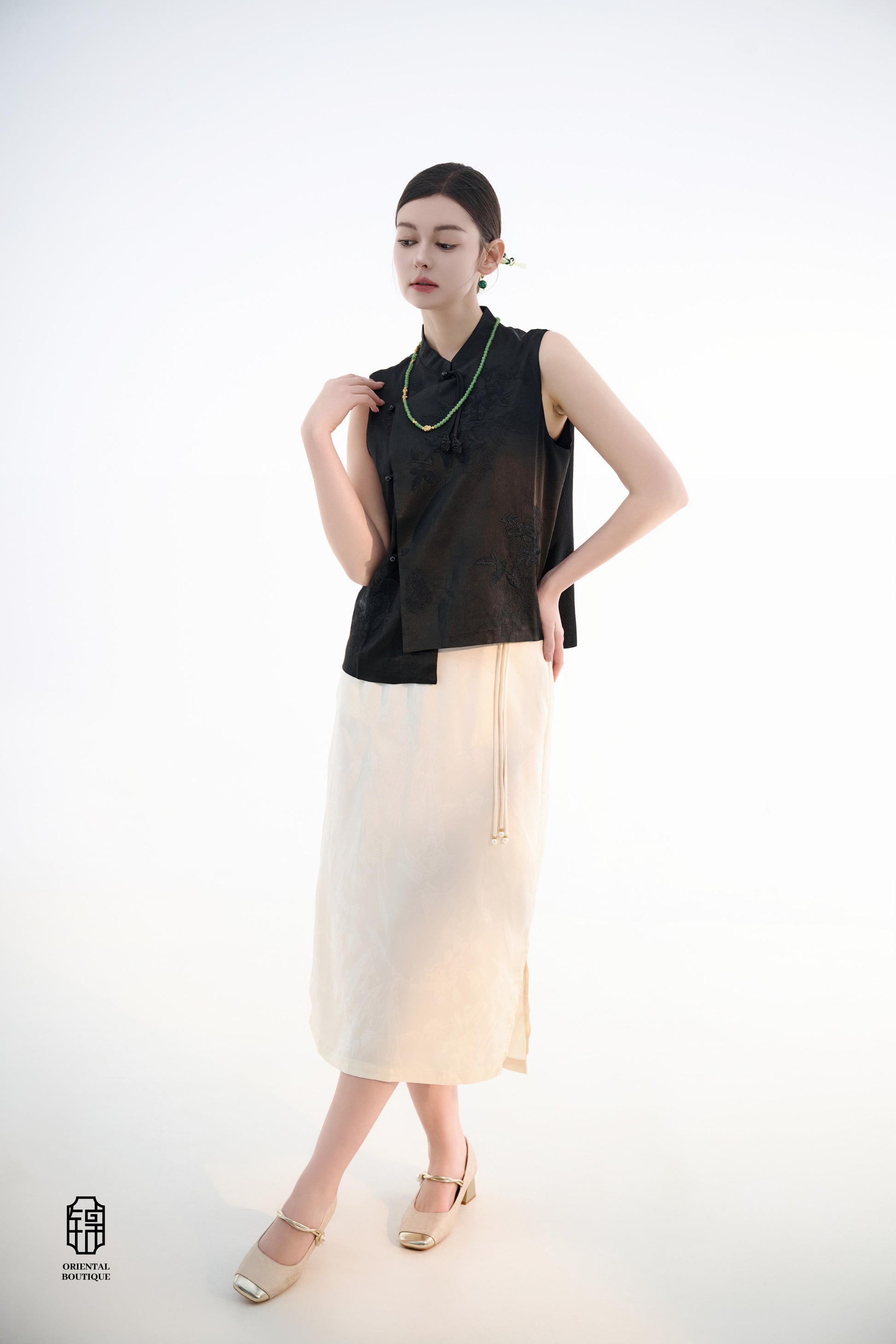 White half skirt,These champagne-colored silk high-waisted pants are crafted from premium silk, offering a soft and smooth texture that exudes elegance and luxury. The slim-fit design accentuates the legs, while the high waist enhances the waistline, crea