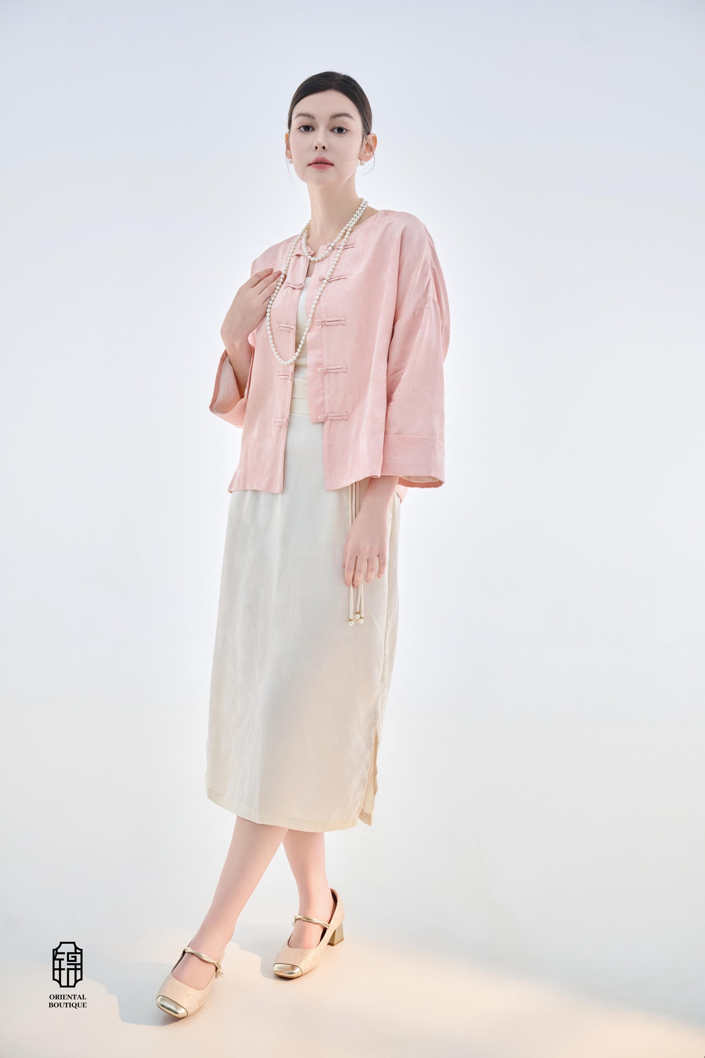 White half skirt,These champagne-colored silk high-waisted pants are crafted from premium silk, offering a soft and smooth texture that exudes elegance and luxury. The slim-fit design accentuates the legs, while the high waist enhances the waistline, crea