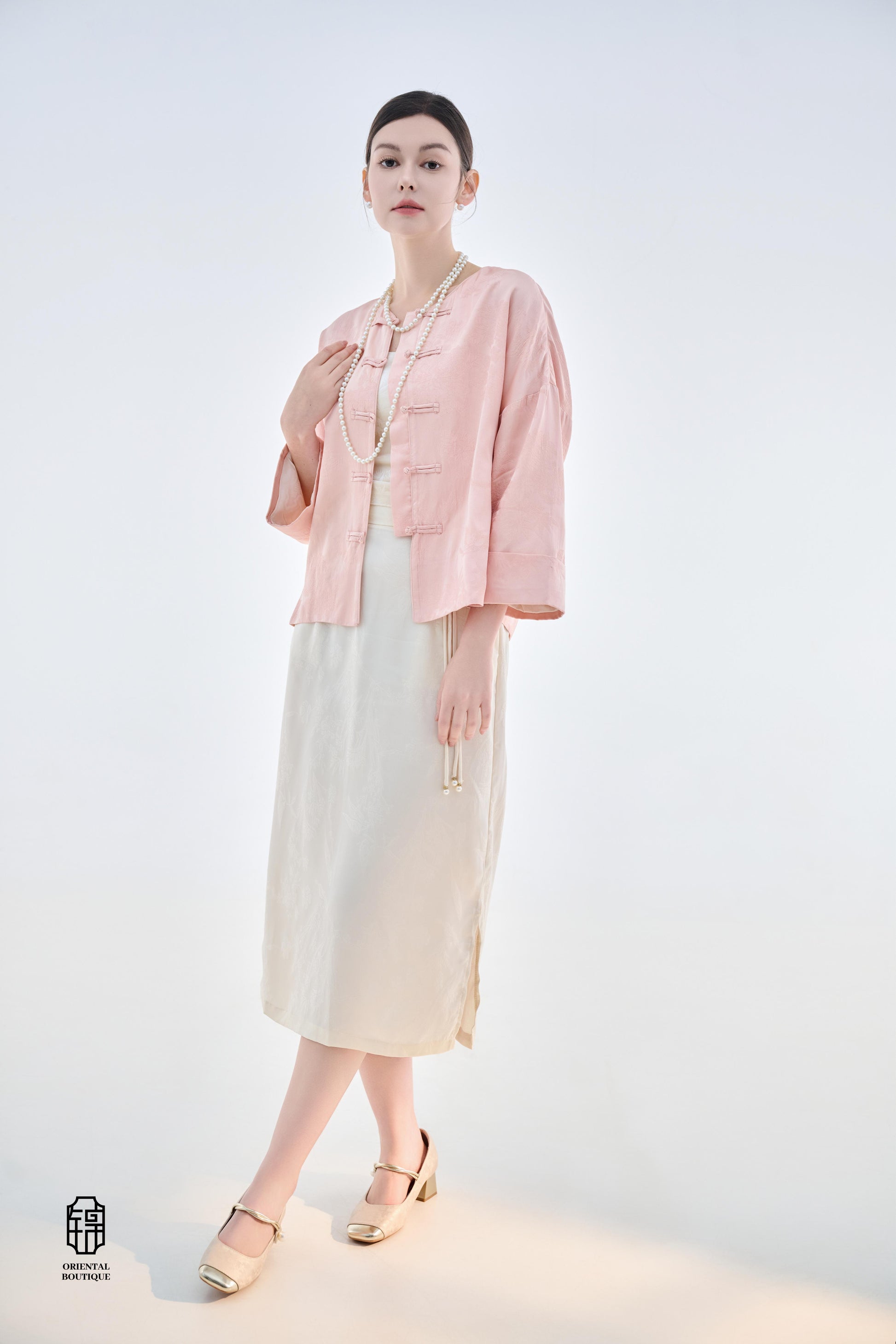 White half skirt,These champagne-colored silk high-waisted pants are crafted from premium silk, offering a soft and smooth texture that exudes elegance and luxury. The slim-fit design accentuates the legs, while the high waist enhances the waistline, crea