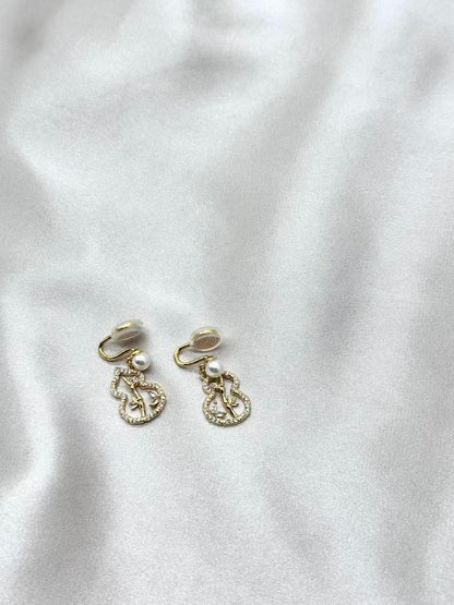 Clip earring - Pearl & Gold Floral Knot Earrings