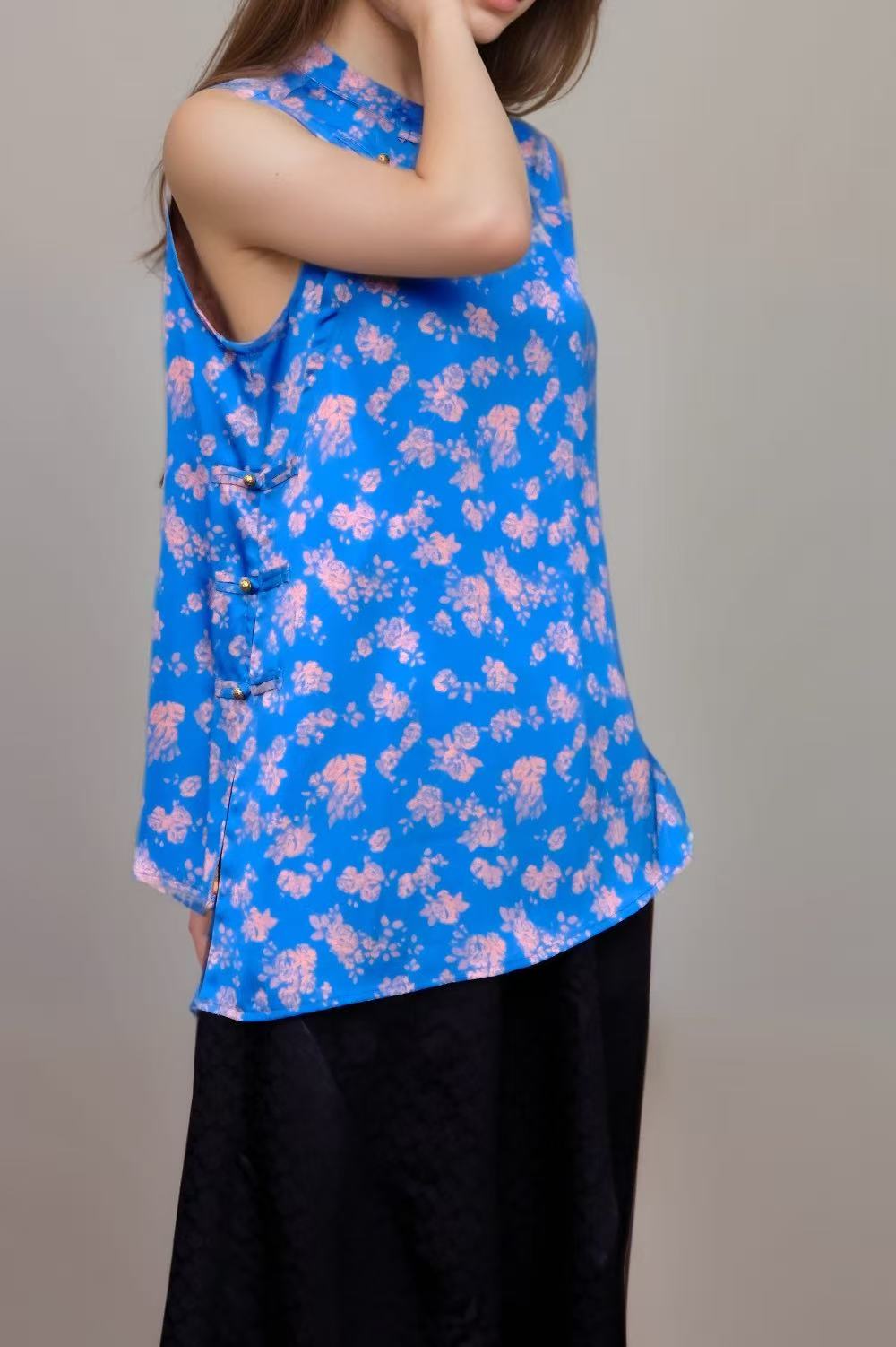 Jacquard Rayon Sleeveless Blouse – Bright Blue Floral Side-Button Design | New Chinese Style