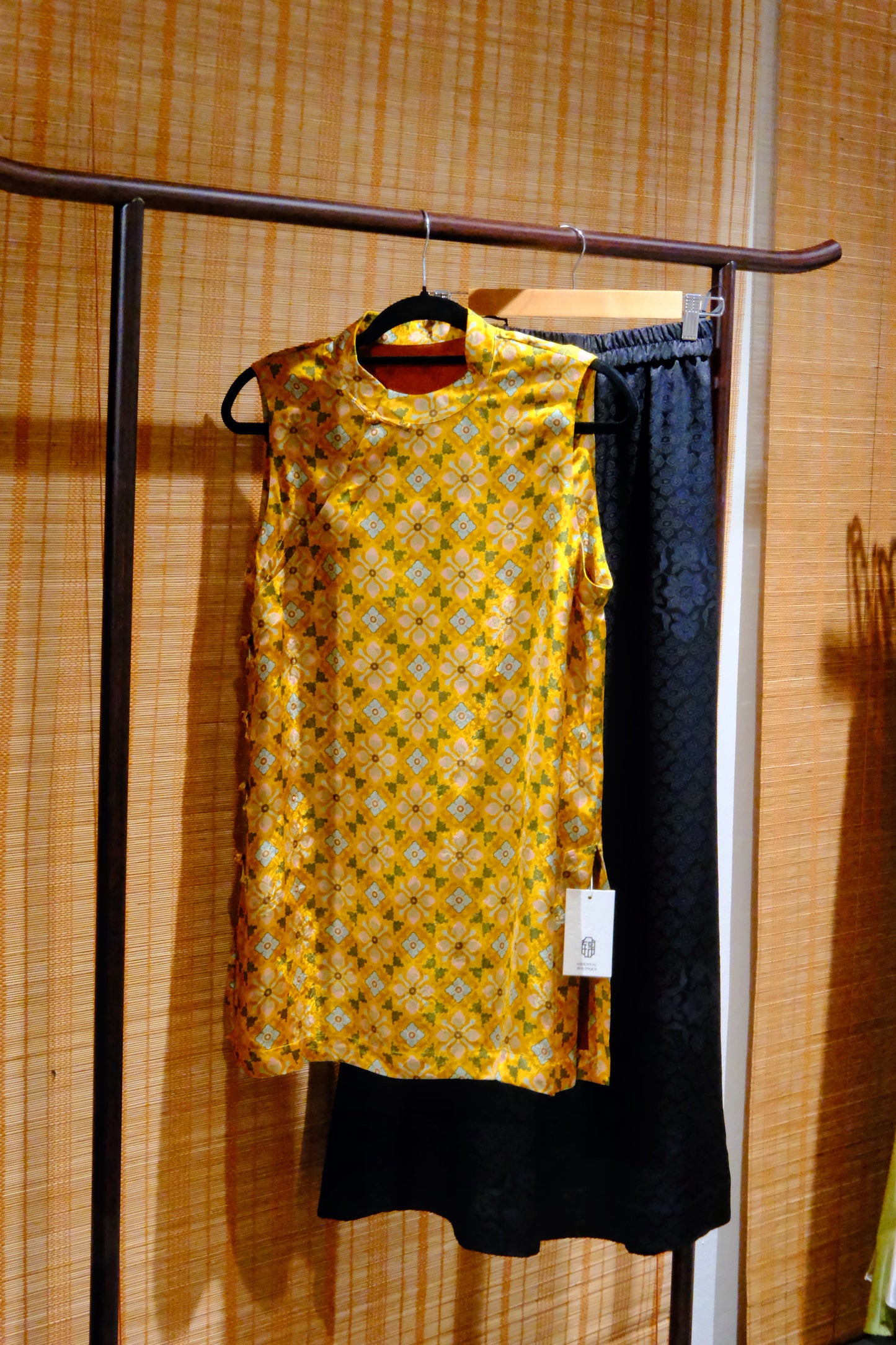 Rayon Xiangyun Silk Sleeveless Blouse – Honey Yellow Geometric Floral with Side Buttons | New Chinese Style